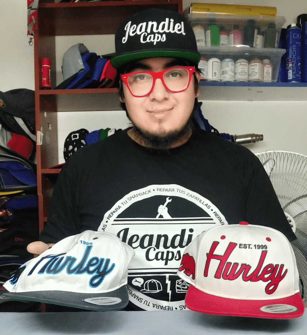 Conoce el proyecto Jeandiel Caps, embajador de Flexfit Chile mostrando dos gorras Hurley con un antes y después